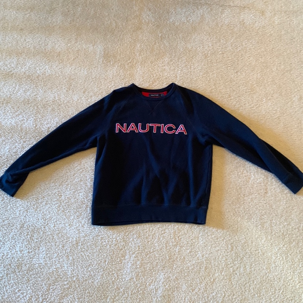Dark blue Náutica sweater.